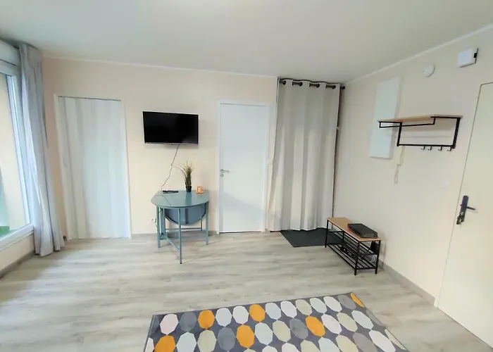 Lovely Flat Nearby Paris Fully Redone With Free Parking On Premises And Balcony